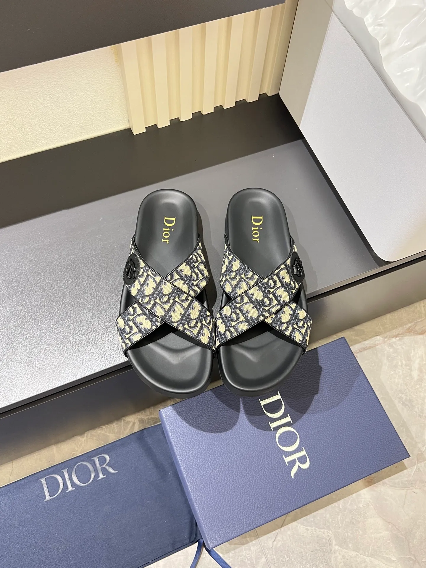 Men's men's shoes 💰p300 Size 38-45 Dior Dior's latest H-Town series Oblique thick sole slippers sandals Original purchase development and production This Dior H-Town sandals pay tribute to the classic logo of sports style and highlight Dior's high-end spirit. Crafted from black rubber with a beige and black Oblique printed upper, it's accentuated with tonal calfskin details. The rubber sole incorporates a variety of elements and is embellished with the Dior logo for a refined, futuristic look. Can be worn with shorts or jeans. Comes with exquisite packaging at the counter 🛍📦 ▪️ Fabric: Original customized imported Oblique embroidery ▪️ Lining: Imported soft sheepskin ▪️ Sole: Original molded ultra-light foam material ▪️ Bottom thickness: 4CM